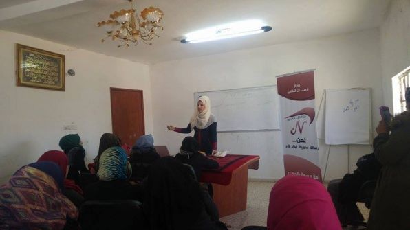 مركز نرسان ينفذ لقاءات توعوية للنساء العاملات في مدينة يطا