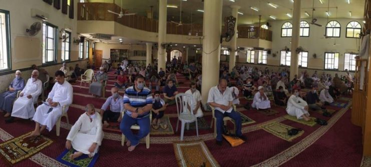  لاول مرة منذ شهرين- الالاف يؤدون صلاة الجمعة في المساجد بغزة