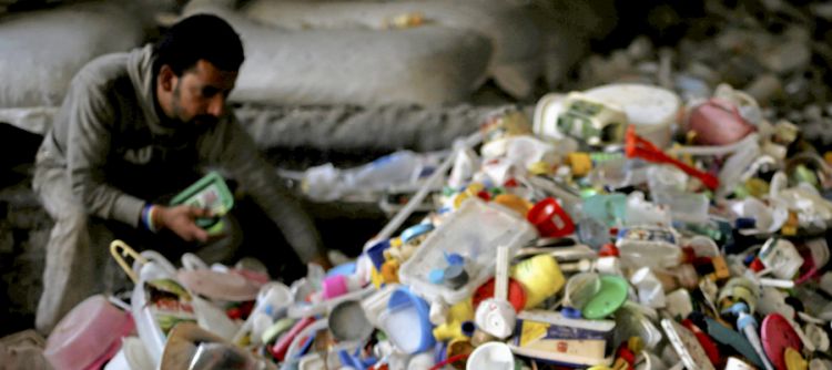 كنز مخفي وسط أكوام زبالة مصر.. الحكومة تقتحم مافيا القمامة للسيطرة على مليارات الجنيهات