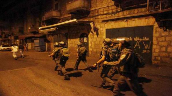  قوات الاحتلال تعتقل عشرة مواطنين على الأقل من الضفة