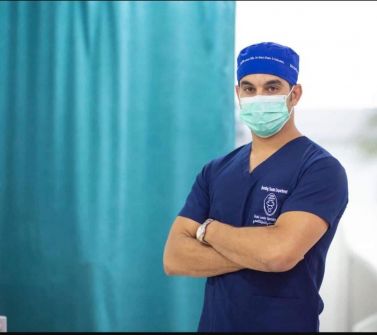 طبيب من رام الله يجري اول عملية في الضفة لاستئصال الثدي بشكل كامل من الناحيتين