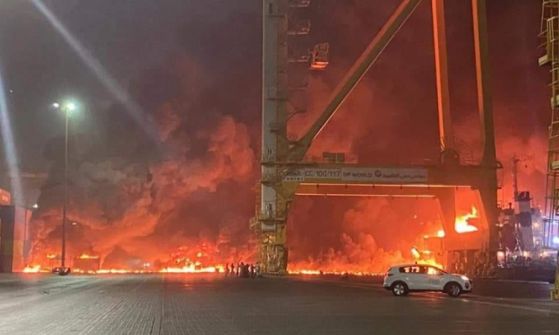 دبي: اندلاع حريق إثر انفجار في ميناء جبل علي