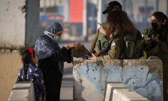 اتهام ضابطة إسرائيلية بالاعتداء على فلسطينية وخلع حجابها بالقدس