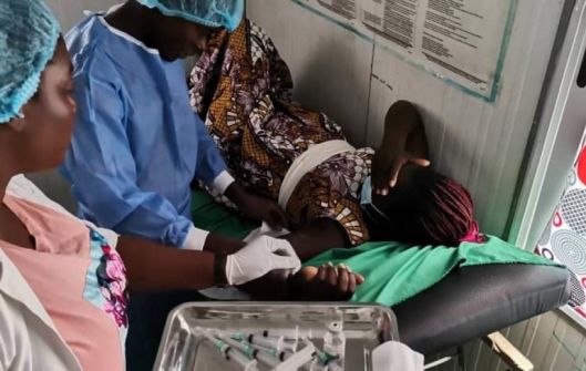 مرض غامض يصيب الفتيات في كينيا ونقل العشرات إلى المستشفى
