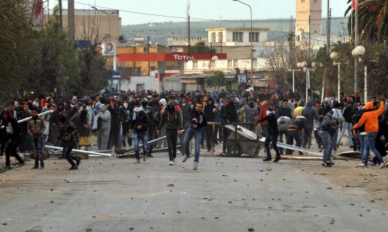 تونس: نهارا تشتعل بمظاهرات مشروعة وليلا تنتشر العصابات وسط حيرة من يقف وراءها.. هل هي الثورات المضادة؟