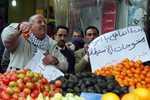 'الاقتصاد': تجار المستوطنات يستهدفون حياة الفلسطينيين بمنتجات زراعية وحيوانية تالفة