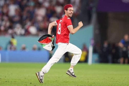 دخول مشجع تونسي إلى الملعب حاملاً علم فلسطين خلال مباراة فرنسا