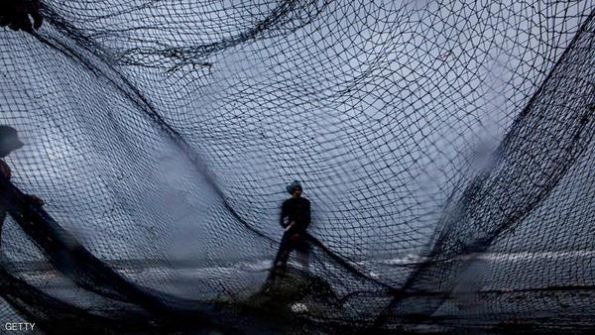 شِبَاك صيد أسماك تُنقذ 4 إندونيسيين من الغرق في حادثة العبّارة