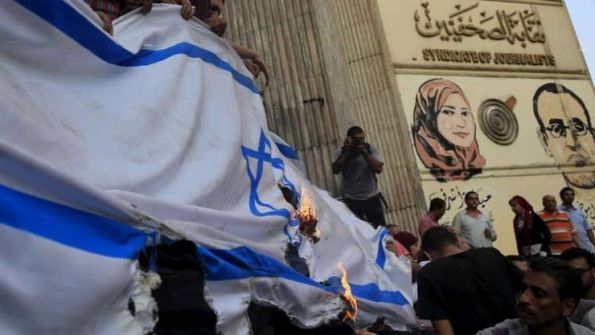 غضب في مصر بسبب استبدال العلم الفلسطيني بالإسرائيلي