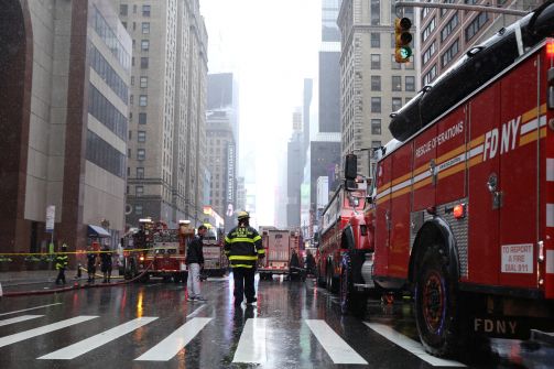 مصرع شخص جراء تحطم مروحية فوق مبنى بنيويورك