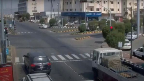 مقتل شخصين.. كاميرا مراقبة توثق حادث مرور مروعا في السعودية (فيديو)