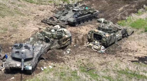 اللقطات الأولى لمقبرة دبابات ليوبارد الألمانية وأسلحة الناتو إثر ضربات روسية في زابوروجيه 