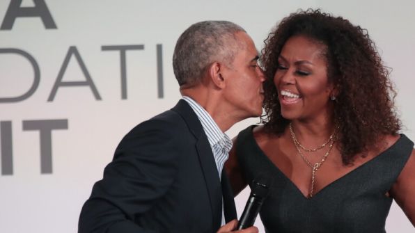 مذيع أمريكي يثير ضجة حول حياة أوباما الشخصية.. وصور للرئيس السابق وزوجته تثير الشكوك (فيديو)