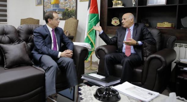 تفاصيل اجتماع الرجوب وسفير مصر في رام الله: ملتزمون بما تم الاتفاق عليه مع حماس!
