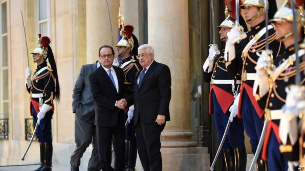 الرئيس عباس في باريس لدفع عجلة عملية السلام
