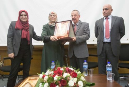 جامعة النجاح الوطنية تكرم افضل معلمة في العالم الفلسطينية حنان الحروب
