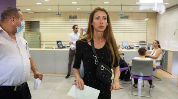 فيديو.. نائبة لبنانية تدخل أحد البنوك وتطالب بأموالها