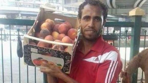 شاهد.. مأساة أفضل لاعب مصري بمونديال إيطاليا يبيع فاكهة