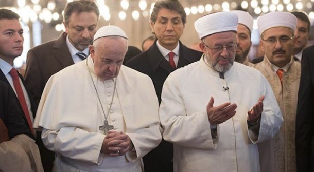 قداسة البابا فرانسيس يرفض الربط بين 