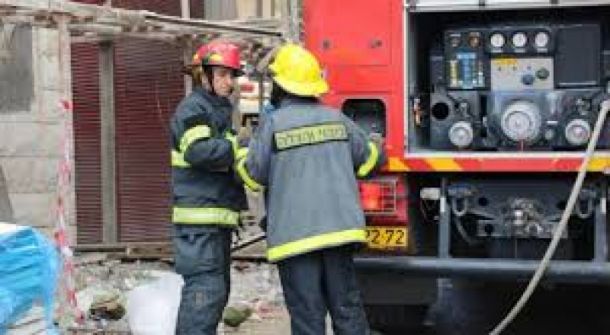 إصابة 12 شخصا من جراء حريق شب في عمارة سكنية في معاليه أدوميم