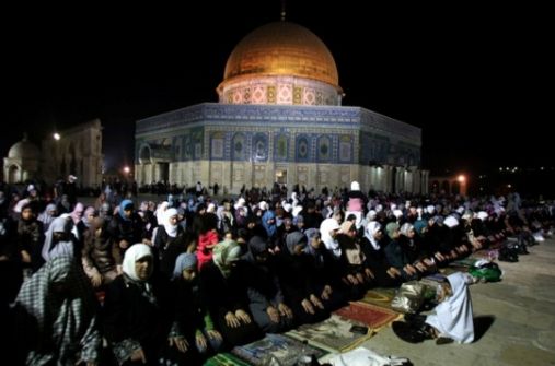  60 ألف مصلي أدوا صلاة التراويح في اليوم الأول من رمضان بالأقصى