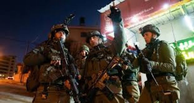 جيش الاحتلال يعتقل 20 مواطناً