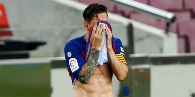 في ليلة سقوط فريقه.. نجم برشلونة يثير الجدل بلقطة على مدرجات 'كامب نو' (صورة)
