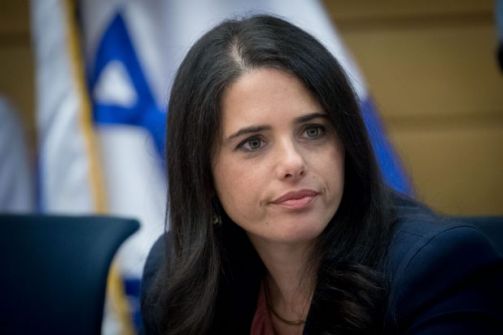  وزيرة العدل الإسرائيلية: يجب منح أفضلية للعمال الفلسطينيين