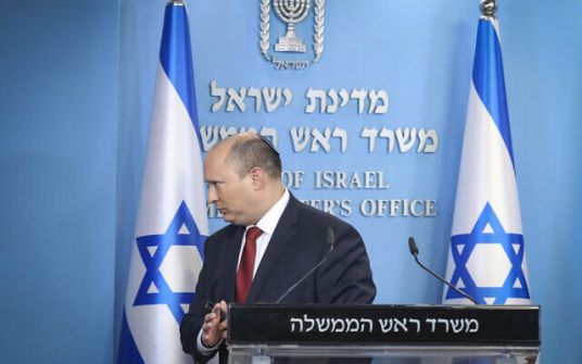 استطلاع رأي: أغلبية ضئيلة من الإسرائيليين تؤيد لقاء بينيت بالرئيس الفلسطيني محمود عباس