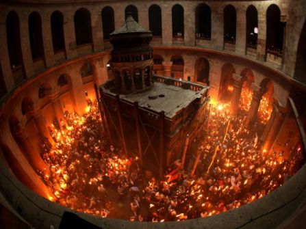  المسيحيون ينتظرون انبثاق 'النار المقدسة' في القدس