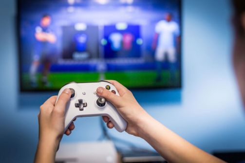 عكس سابقاتها.. دراسة واسعة تظهر أثر ألعاب الفيديو في تحسين أداء الأطفال المعرفي