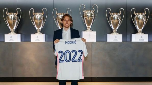 ريال مدريد يمدد عقد مودريتش حتى 2022