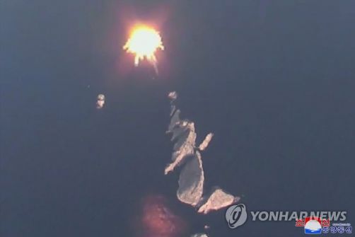 كوريا الشمالية: الصاروخ الفضائي تحطّم في البحر ..وسيول تعمل على انتشال حطامه
