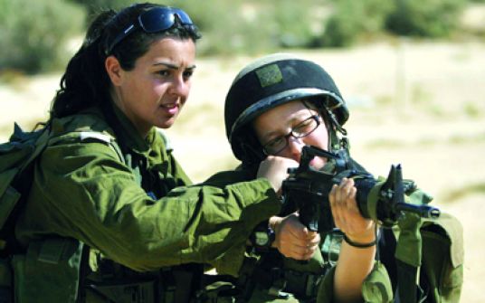 جندية اسرائيلية تتهم وزيرا اسرائيليا بتهديدها
