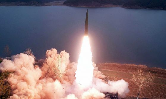  كوريا الشمالية تطلق صاروخين باليستيين وتتعهد بإبادة أعدائها