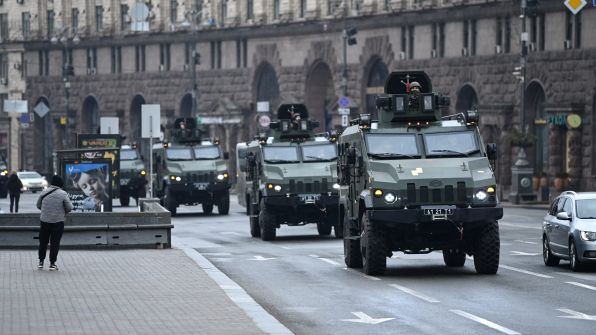 القوات الروسية على أبواب كييف.. وأمريكا تهدد وأوروبا تتوعد