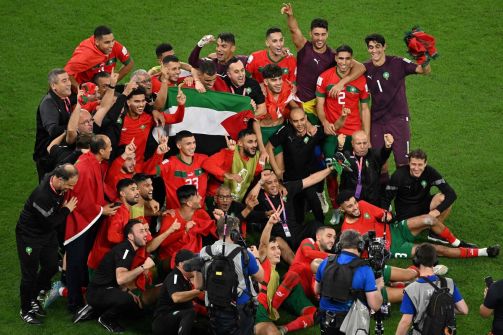 لاعبو المغرب يحتفلون بالفوز على إسبانيا برفع العلم الفلسطيني