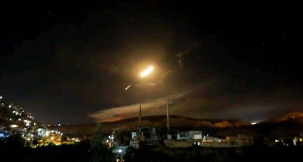 إصابة 3 سوريين في غارات إسرائيلية على حمص