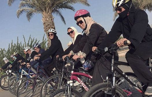  الإسرائيليون معجبون براكبات الدراجات السعوديات