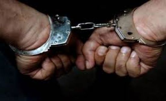 الشرطة تقبض على شخصين مشتبه بهما بارتكاب سرقات من داخل المركبات في رام الله.