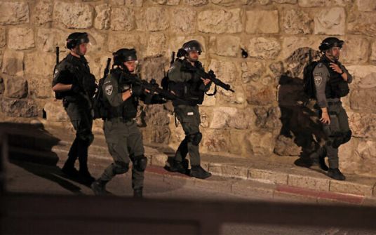 قوات الاحتلال تقتحم منزل عائلة غيث / صب لبن في القدس القديمة