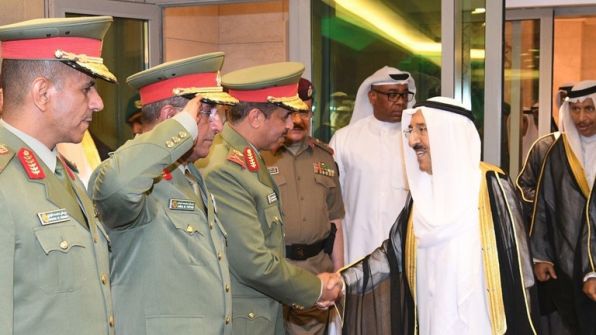 أمير الكويت يدعو الحرس لأخذ الحيطة والحذر