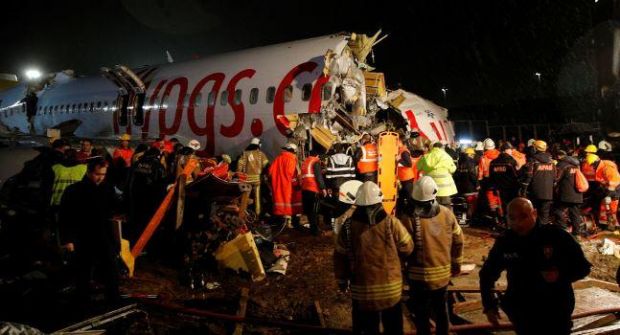 الإعلان عن سبب انشطار الطائرة بإسطنبول