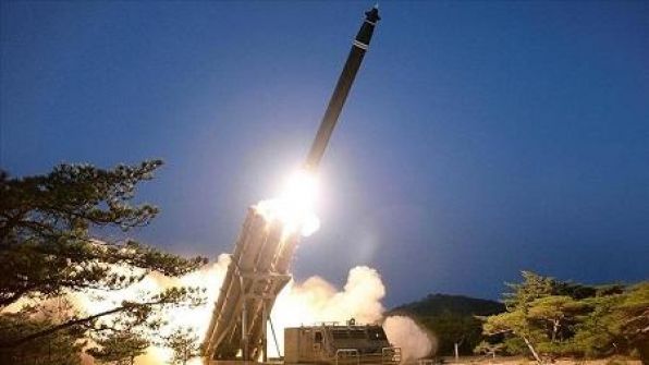 كوريا الشمالية تطلق صاروخا نحو البحر