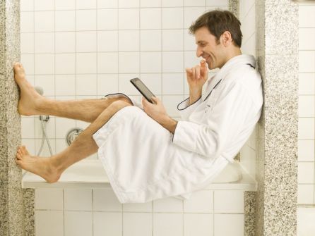 الرجل يتأخر في الحمام لأسباب تجهلها النساء بعض المعلومات ستصدمكم