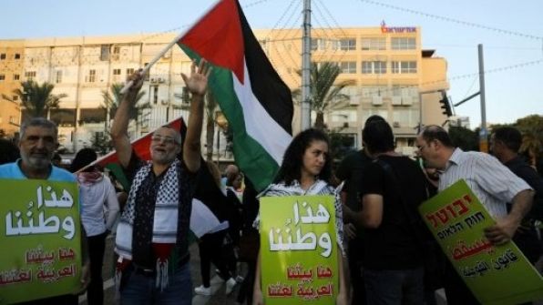 ضجة في اسرائيل: الاف العرب في تل ابيب يحملون علم فلسطين