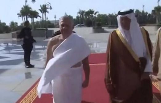  شاهد: ملك الأردن وصل لقمة مكة بملابس الإحرام