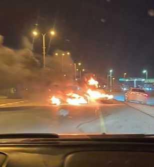 تجدد المواجهات العنيفة بالنقب وشبان يحرقون سيارات لشرطة الاحتلال