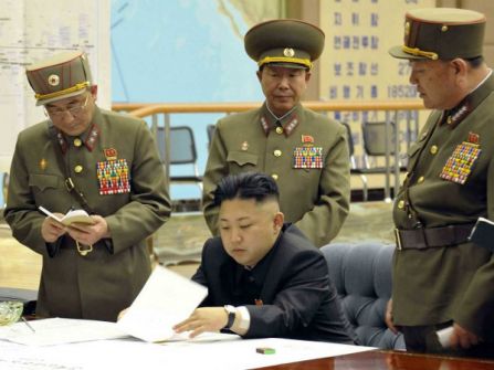الزعيم الكوري الشمالي يحث القادة العسكريين على الاستعداد النووي