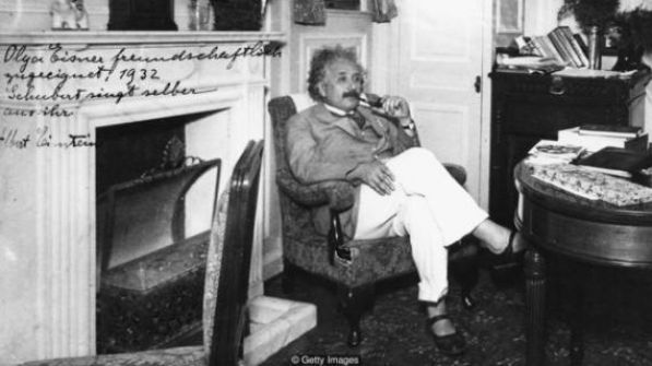 أينشتاين كره الجوارب و أدمن السباغيتي.. هل أثَّرت عاداته الغريبة على طريقة فهمه للكون؟